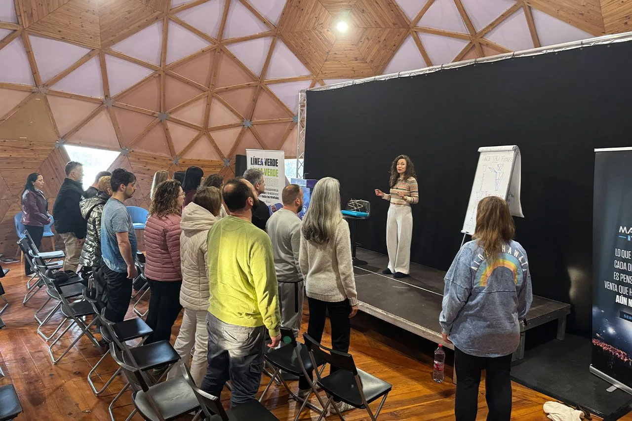 Sara Tau impartiendo un taller presencial a un grupo de alumnos