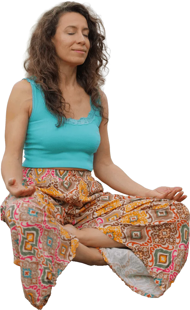 Sara Tau, fisioterapeuta y artista del movimiento, sentada en meditación